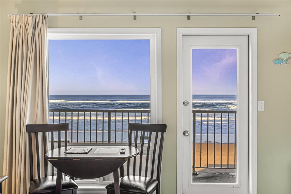 Ground Floor Fireplace Studio - Ocean View & Beach Access - Pool and Hot Tub House in Lincoln City