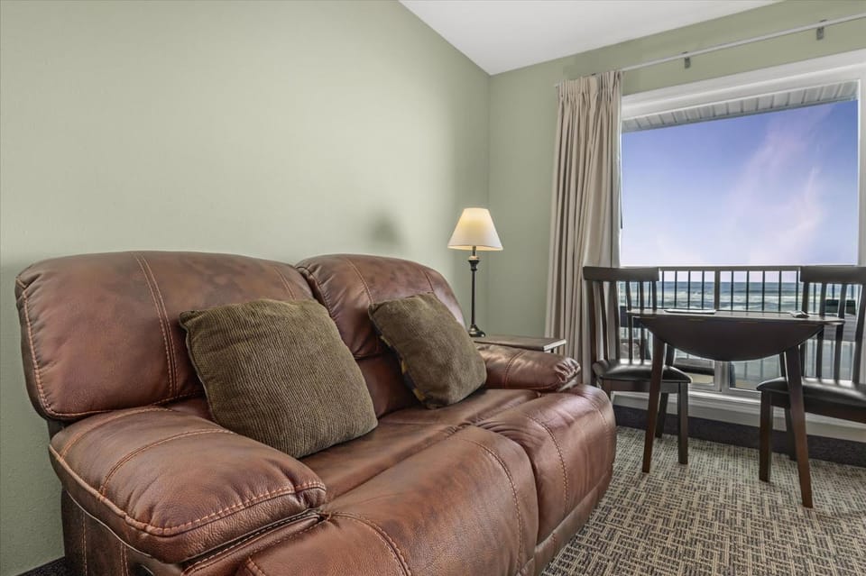 Ground Floor Fireplace Studio - Ocean View & Beach Access - Pool and Hot Tub House in Lincoln City