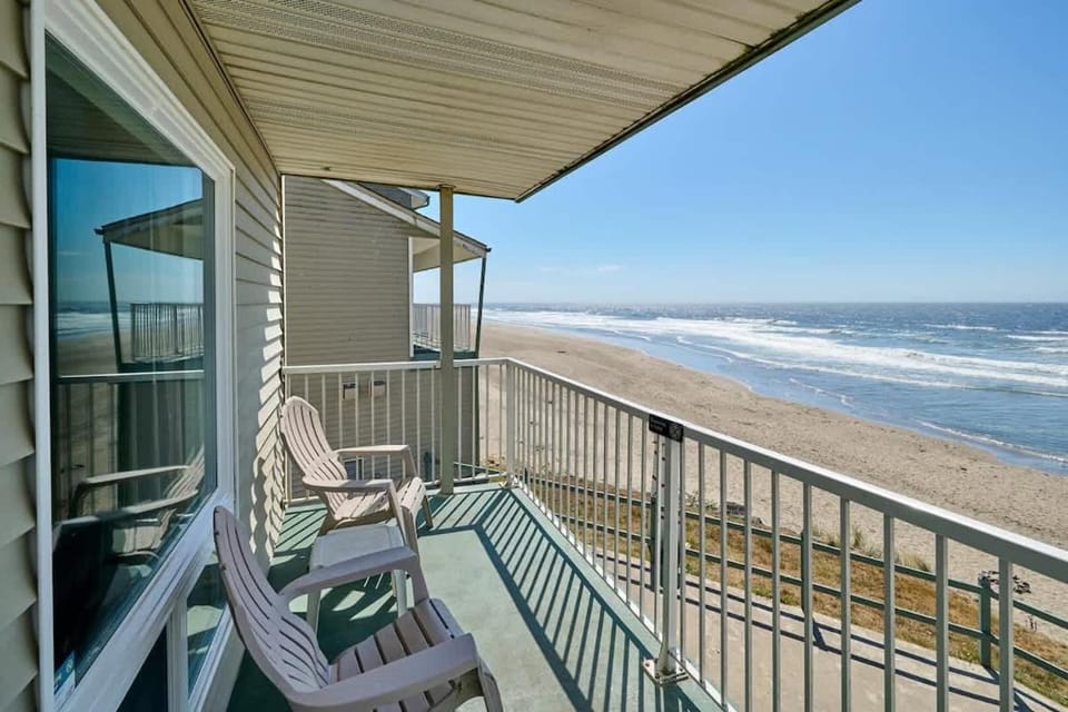 Corner Oceanview King Suite Full Kitchen Beach Access Pool & Hot Tub House in Lincoln City