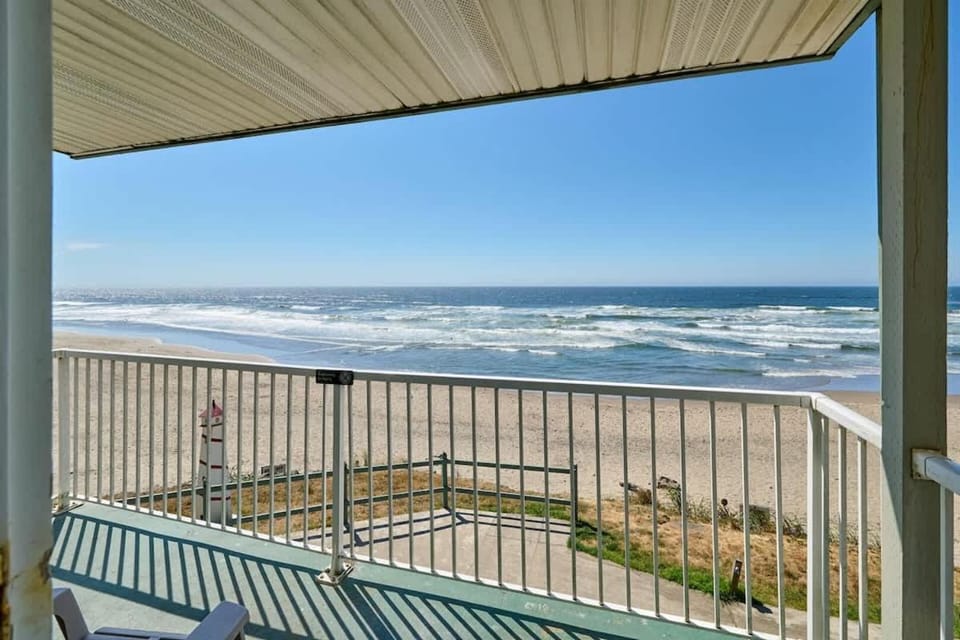 Corner Oceanview King Suite Full Kitchen Beach Access Pool & Hot Tub House in Lincoln City
