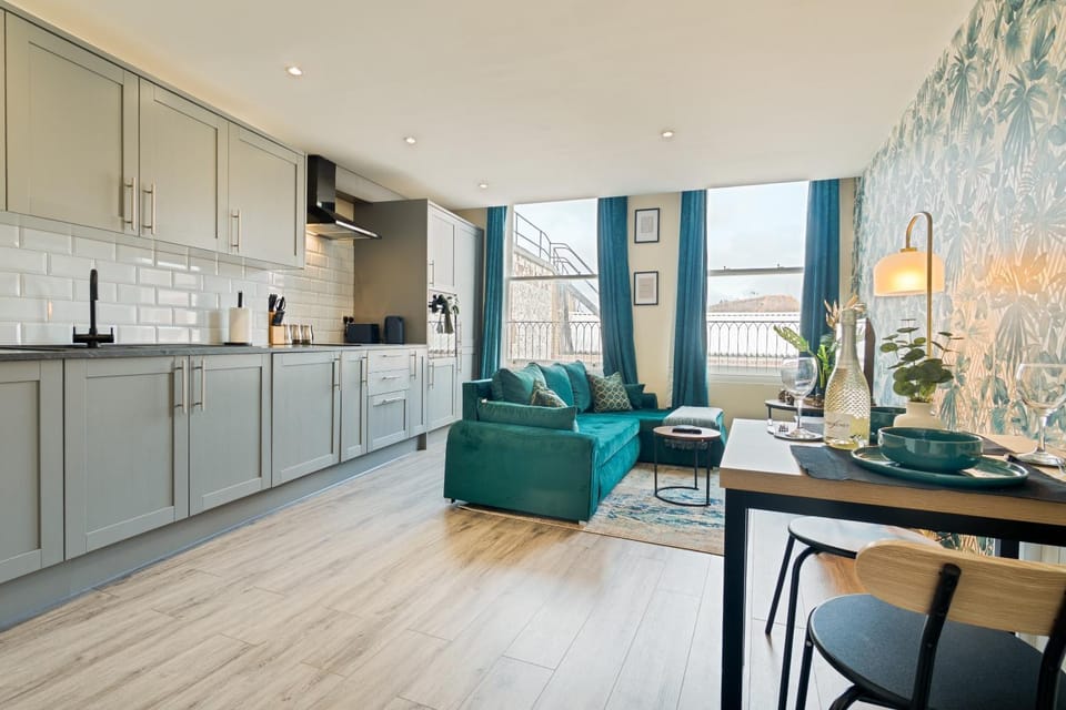 Kitchen or kitchenette, Living room, Seating area, Dining area, minibar, pet friendly, stove