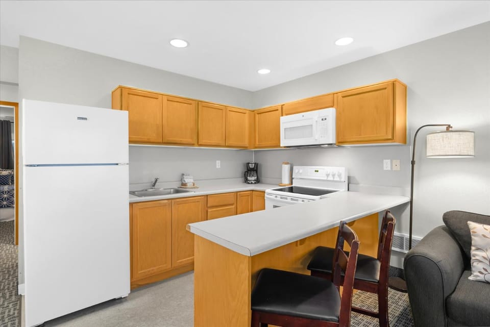 Family Suite - Sleeps Six - Ocean View & Beach Access - Pool & Hot Tub House in Lincoln City