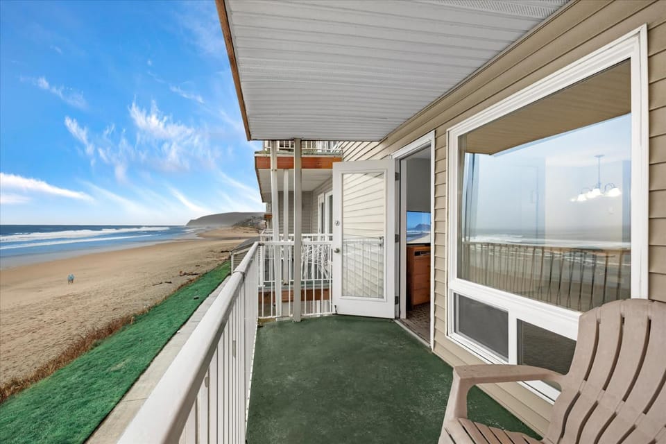 Family Suite - Sleeps Six - Ocean View & Beach Access - Pool & Hot Tub House in Lincoln City