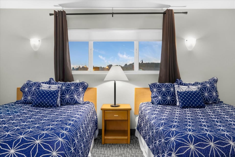 Family Suite - Sleeps Six - Ocean View & Beach Access - Pool & Hot Tub House in Lincoln City