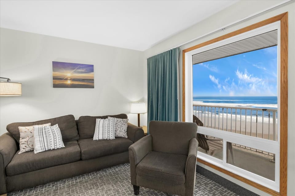 Family Suite - Sleeps Six - Ocean View & Beach Access - Pool & Hot Tub House in Lincoln City