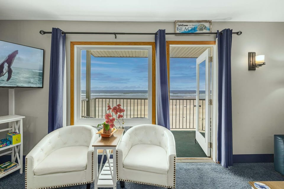 Oceanfront Suite - Sleeps Six - Pool & Hot Tub House in Lincoln City