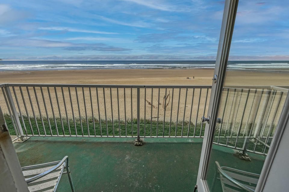 Oceanfront Suite - Sleeps Six - Pool & Hot Tub House in Lincoln City