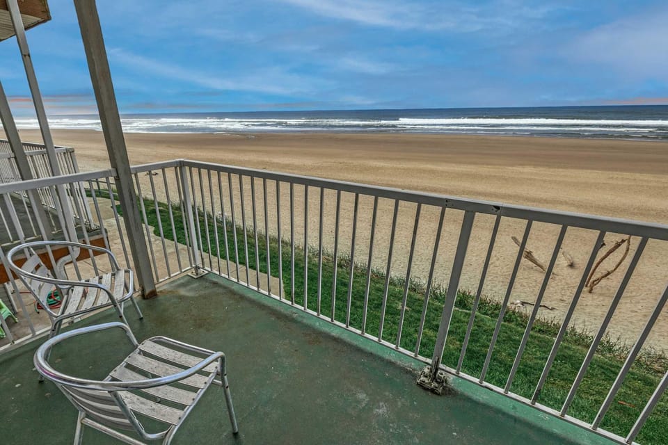 Oceanfront Suite - Sleeps Six - Pool & Hot Tub House in Lincoln City