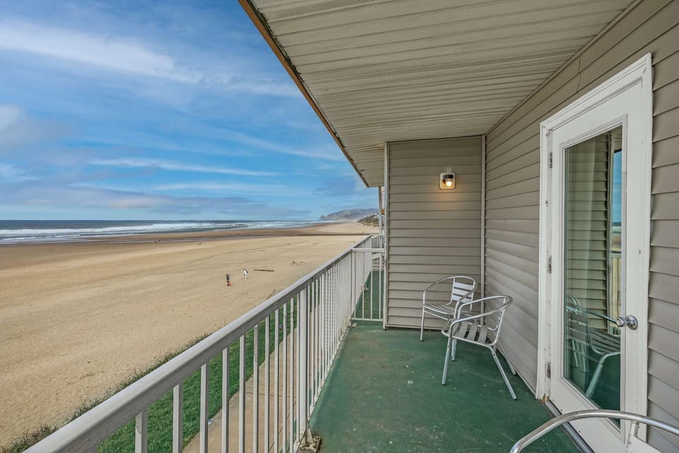 Oceanfront Suite - Sleeps Six - Pool & Hot Tub House in Lincoln City