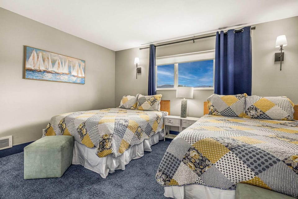 Oceanfront Suite - Sleeps Six - Pool & Hot Tub House in Lincoln City