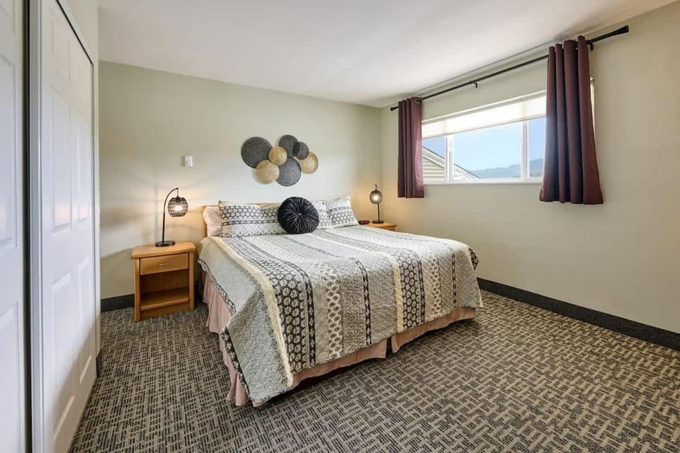 Beachfront Suite - Ocean Views - Heated Pool & Hot Tub House in Lincoln City