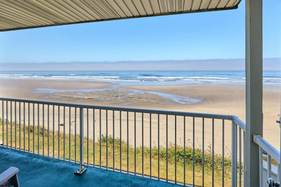 Beachfront Suite - Ocean Views - Heated Pool & Hot Tub House in Lincoln City