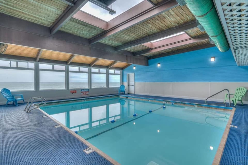 Oceanfront Suite - Beach Access - Heated Pool and Hot Tub House in Lincoln City