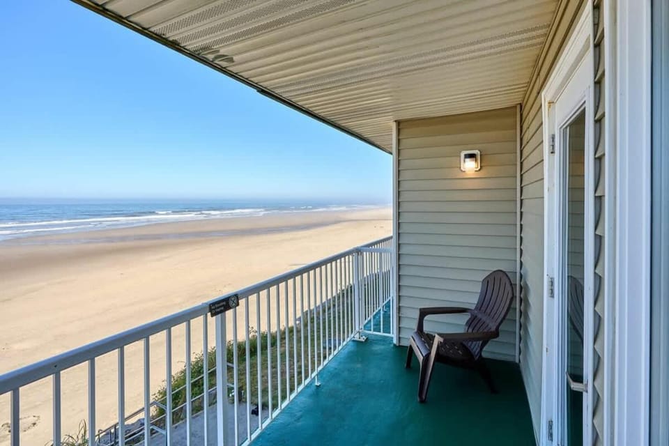 Oceanfront Suite - Beach Access - Heated Pool and Hot Tub House in Lincoln City