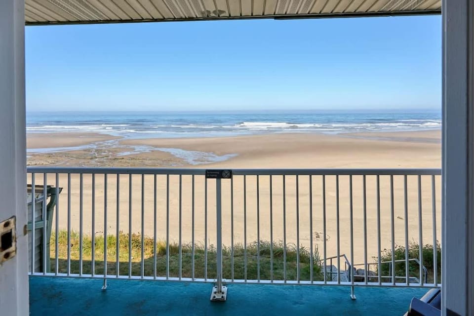 Oceanfront Suite - Beach Access - Heated Pool and Hot Tub House in Lincoln City