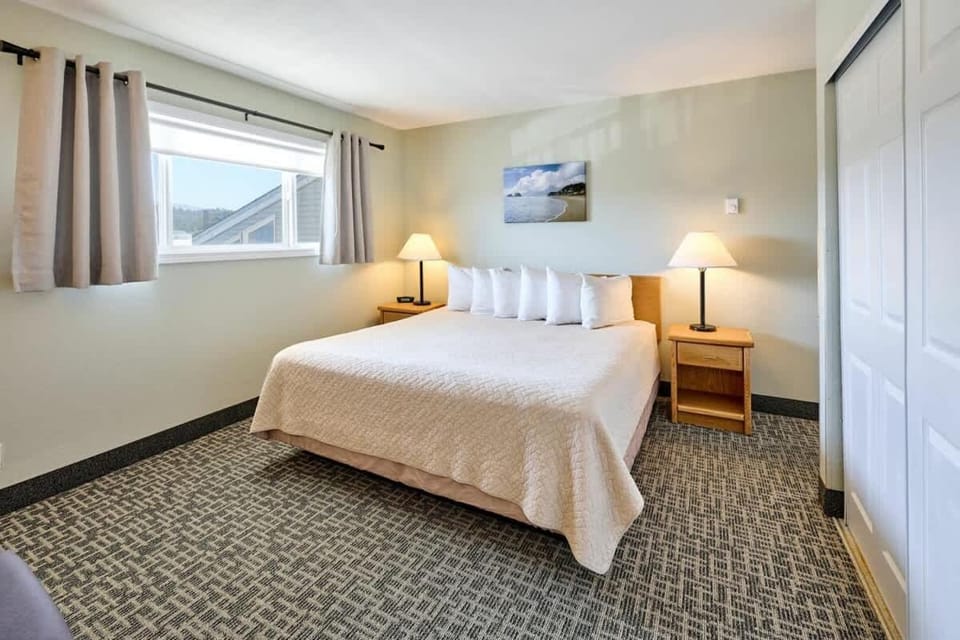 Oceanfront Suite - Beach Access - Heated Pool and Hot Tub House in Lincoln City