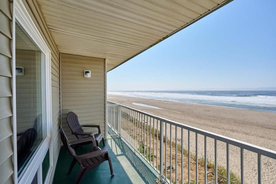 Family Suite - Sleeps Six - Ocean Views & Beach Access - Pool and Hot Tub House in Lincoln City