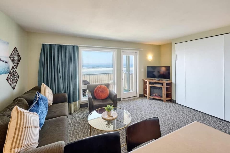 Family Suite - Sleeps Six - Ocean Views & Beach Access - Pool and Hot Tub House in Lincoln City