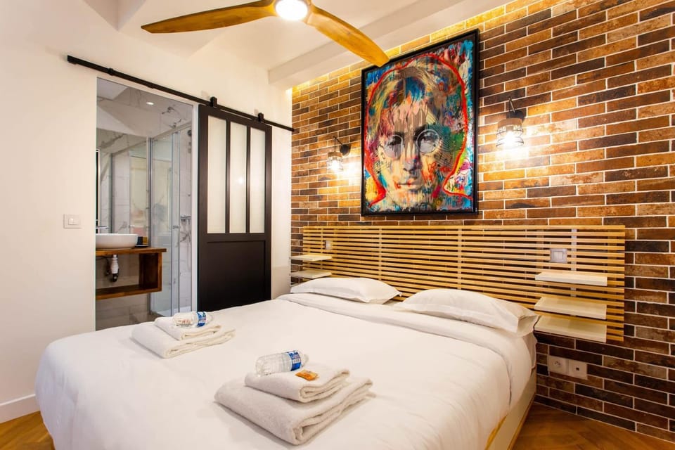 Bed, Photo of the whole room, Decorative detail, Bedroom, towels