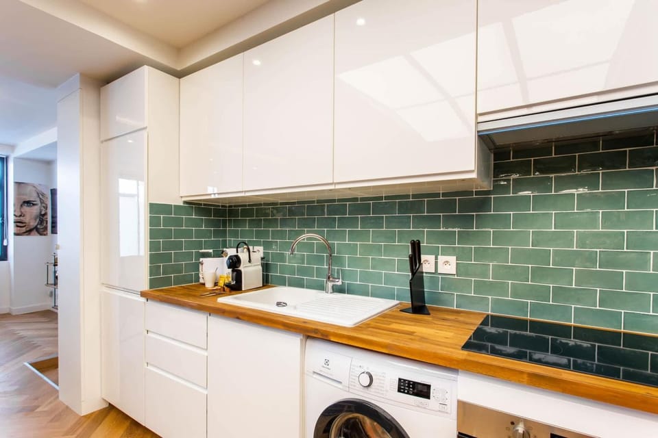 Kitchen or kitchenette, oven, stove, toaster, washing machine
