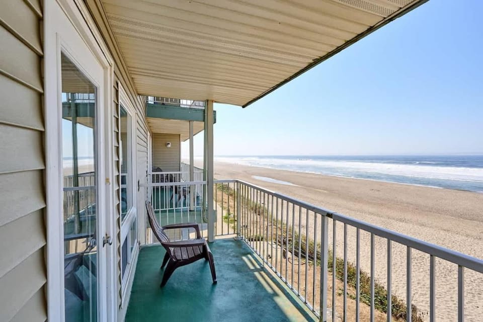 Oceanfront Suite - Sleeps Six - Full Kitchen - Pool and Hot Tub House in Lincoln City