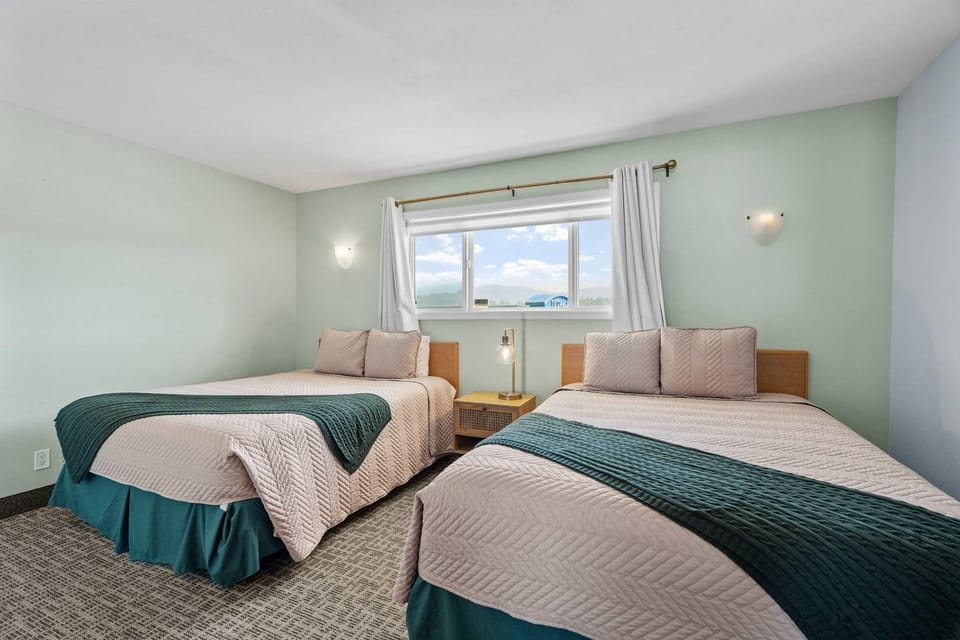 Oceanfront Suite - Sleeps Six - Full Kitchen - Pool and Hot Tub House in Lincoln City