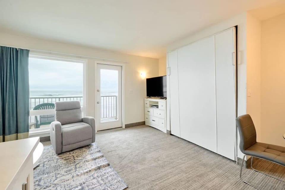 Oceanfront Suite - Sleeps Six - Heated Pool and Hot Tub House in Lincoln City