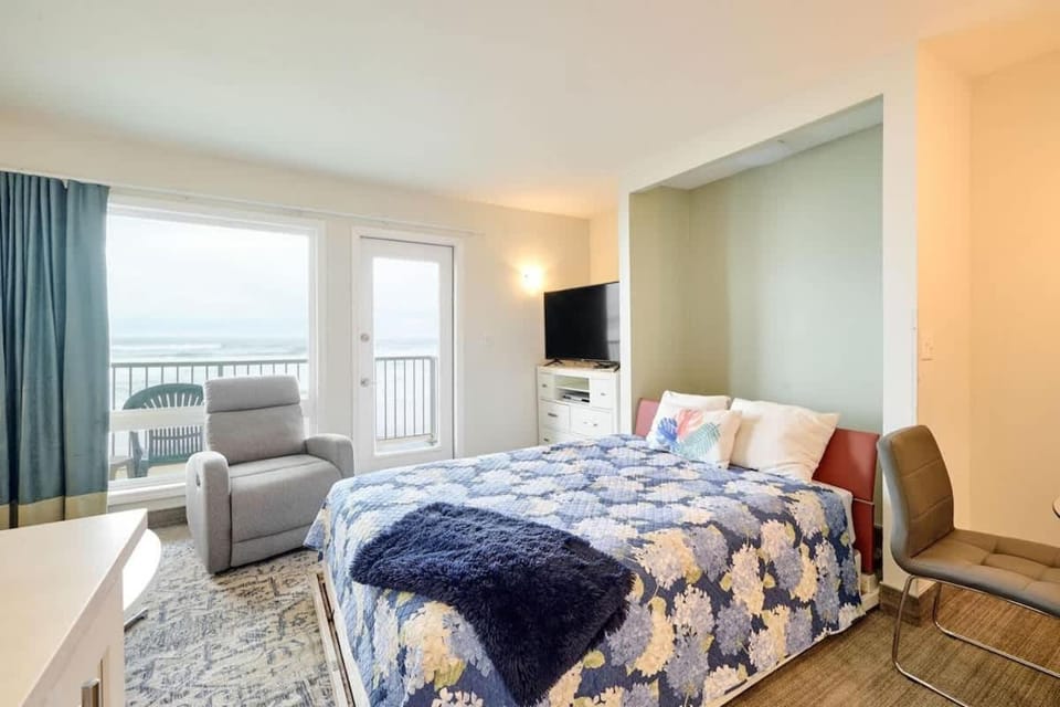 Oceanfront Suite - Sleeps Six - Heated Pool and Hot Tub House in Lincoln City
