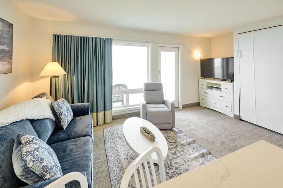 Oceanfront Suite - Sleeps Six - Heated Pool and Hot Tub House in Lincoln City