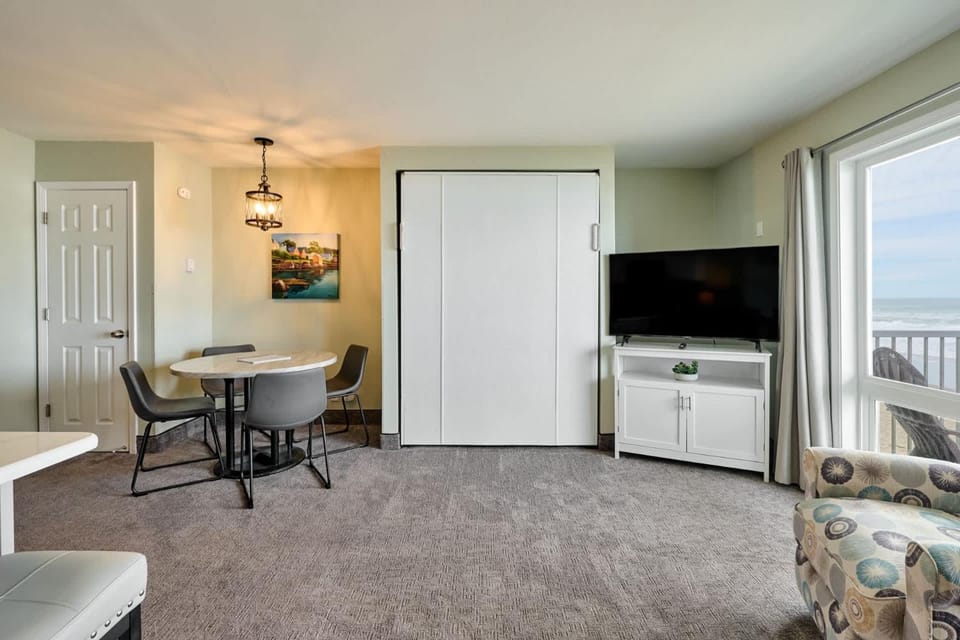 Oceanfront Suite - Sleeps 6 - Beach and Pool Access House in Lincoln City