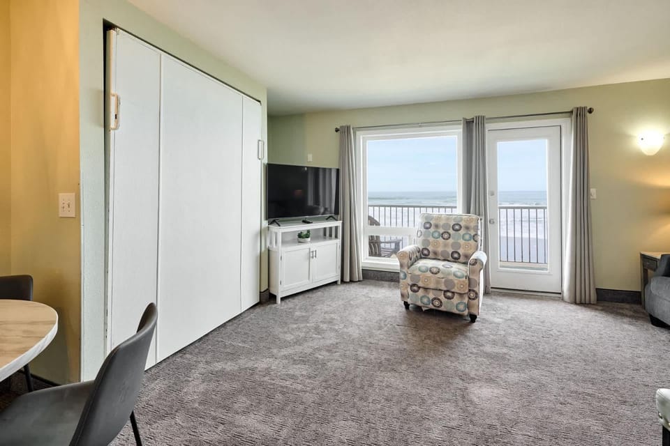 Oceanfront Suite - Sleeps 6 - Beach and Pool Access House in Lincoln City