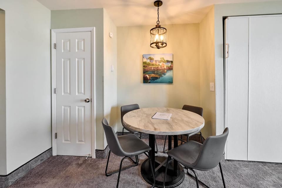 Oceanfront Suite - Sleeps 6 - Beach and Pool Access House in Lincoln City