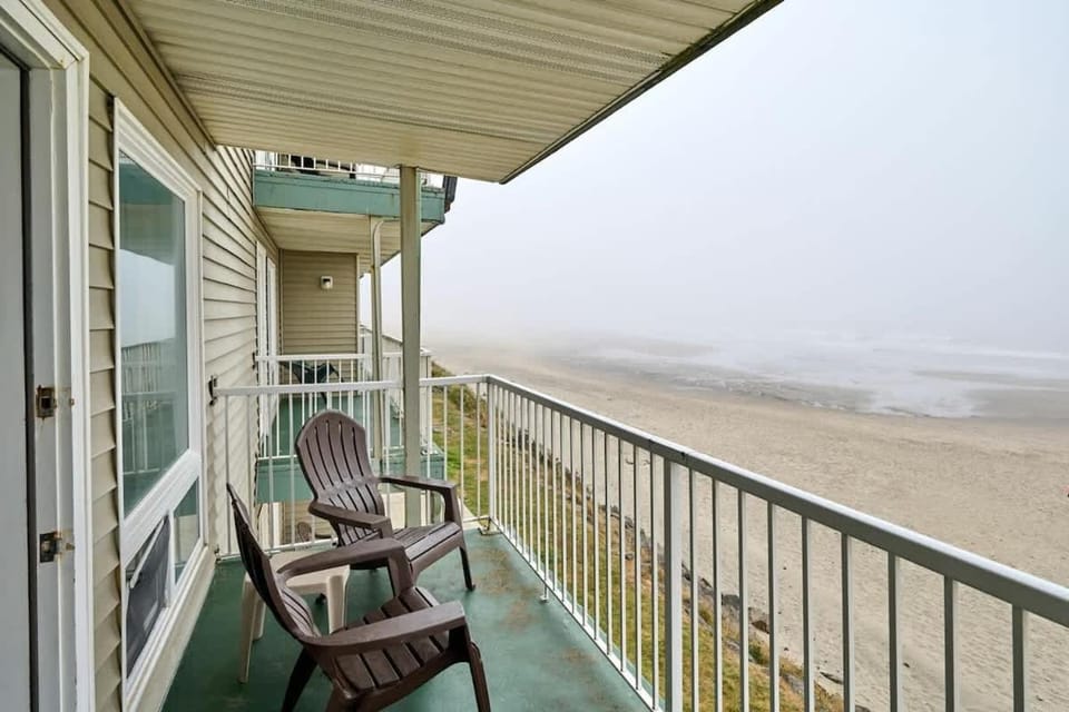 Oceanfront Suite - Sleeps 6 - Beach Access & Full Kitchen House in Lincoln City