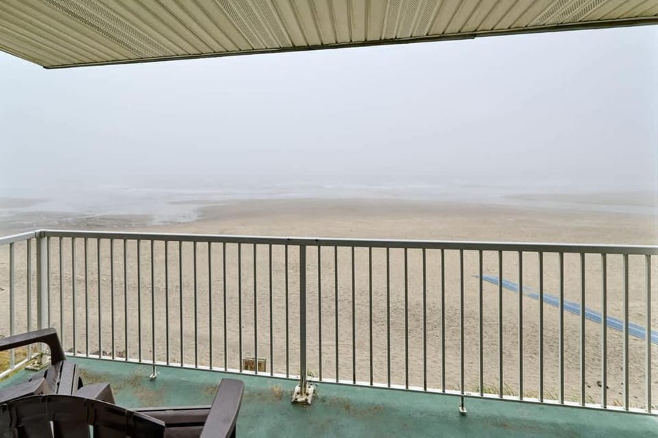 Oceanfront Suite - Sleeps 6 - Beach Access & Full Kitchen House in Lincoln City