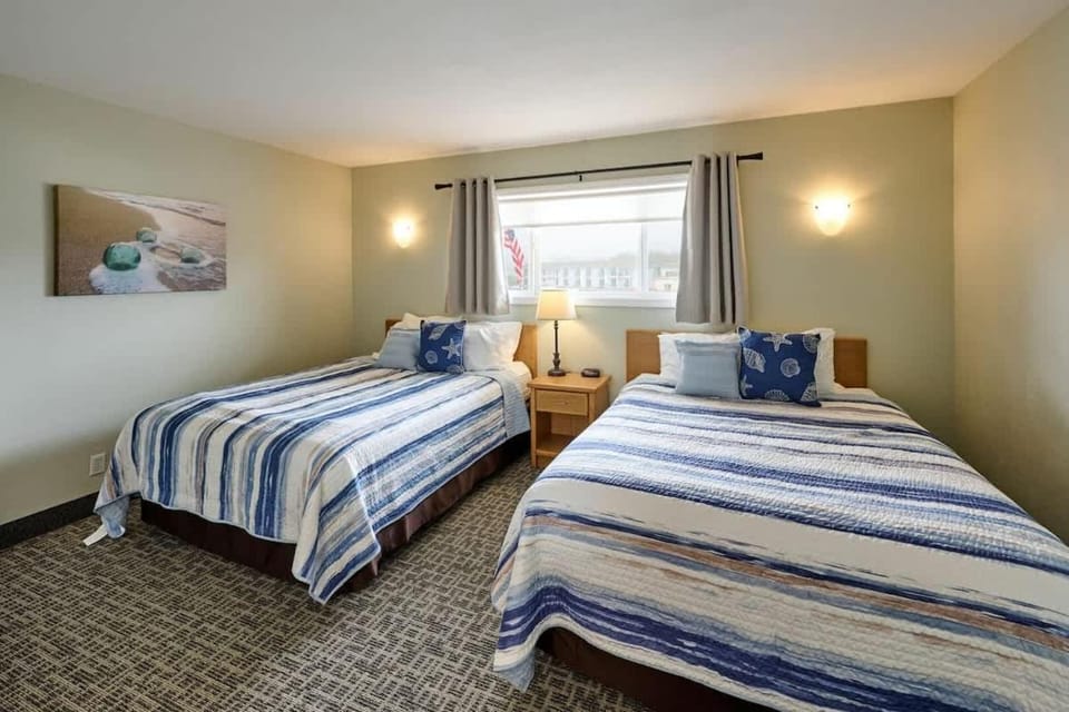 Oceanfront Suite - Sleeps 6 - Beach Access & Full Kitchen House in Lincoln City