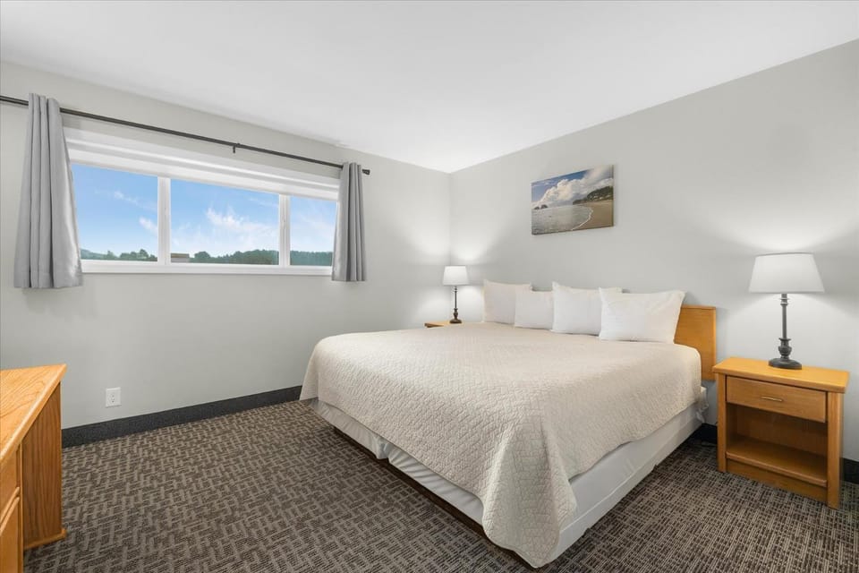 Oceanfront Suite - Heated Indoor Pool - Beach Access House in Lincoln City