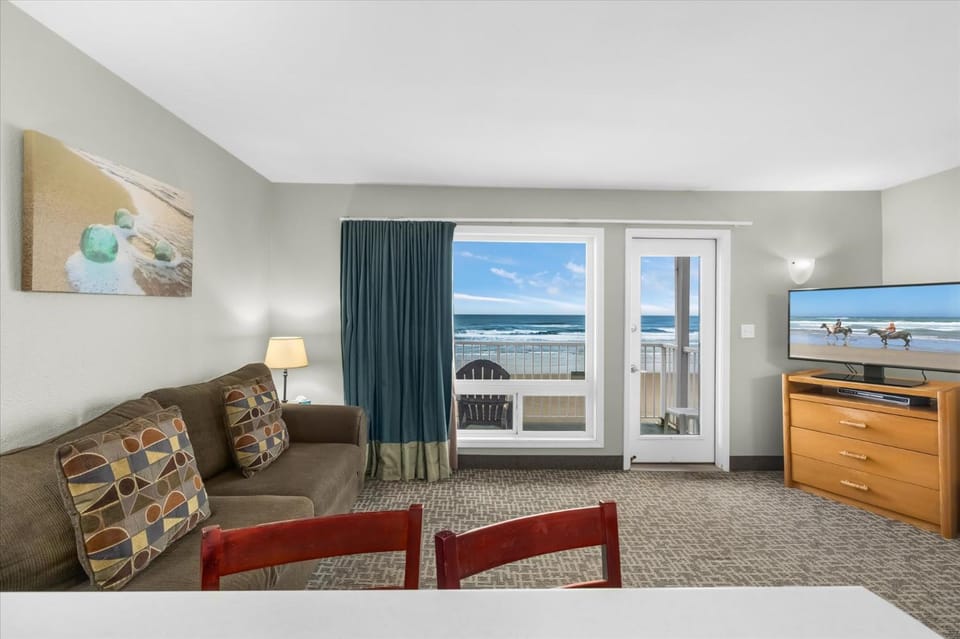 Oceanfront Suite - Heated Indoor Pool - Beach Access House in Lincoln City