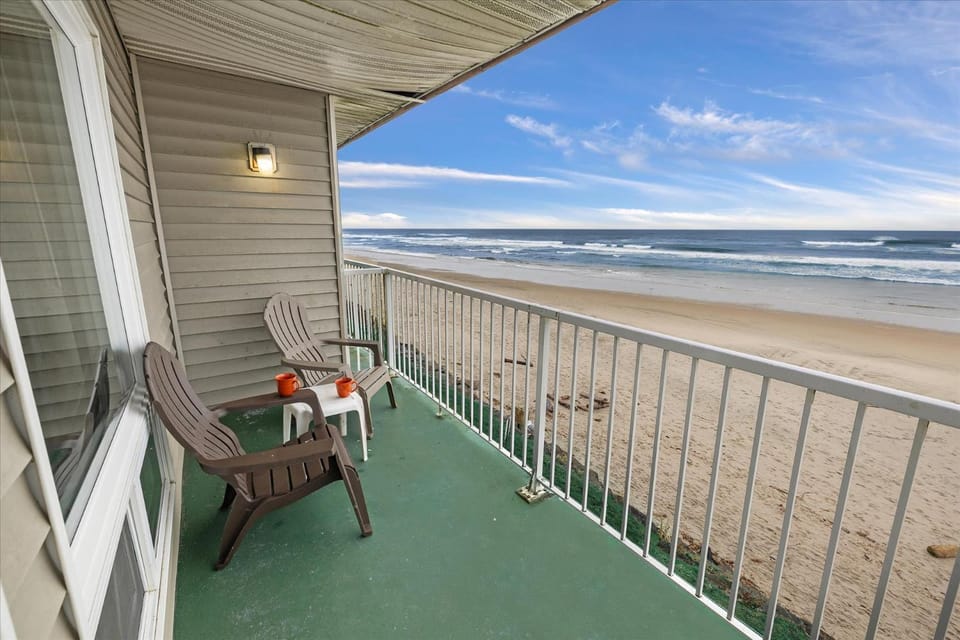 Oceanfront Suite - Heated Indoor Pool - Beach Access House in Lincoln City