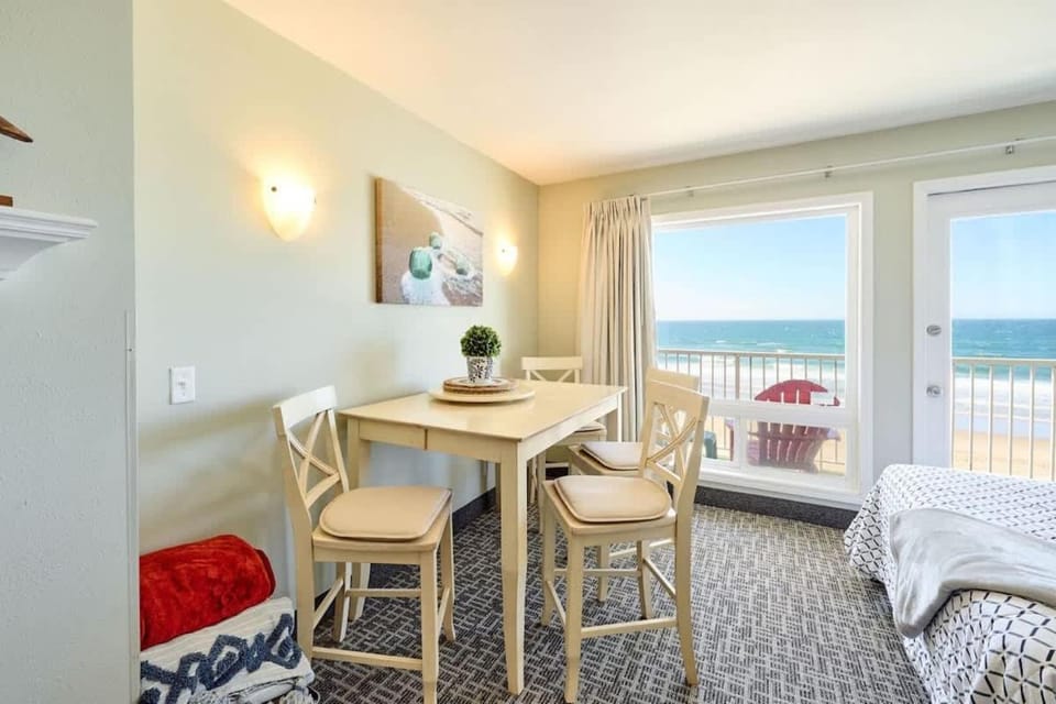 Amazing Ocean View Suite - Sleeps Six - Pool Access & Hot Tub House in Lincoln City
