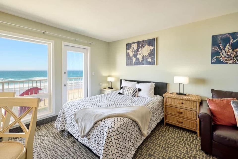 Amazing Ocean View Suite - Sleeps Six - Pool Access & Hot Tub House in Lincoln City