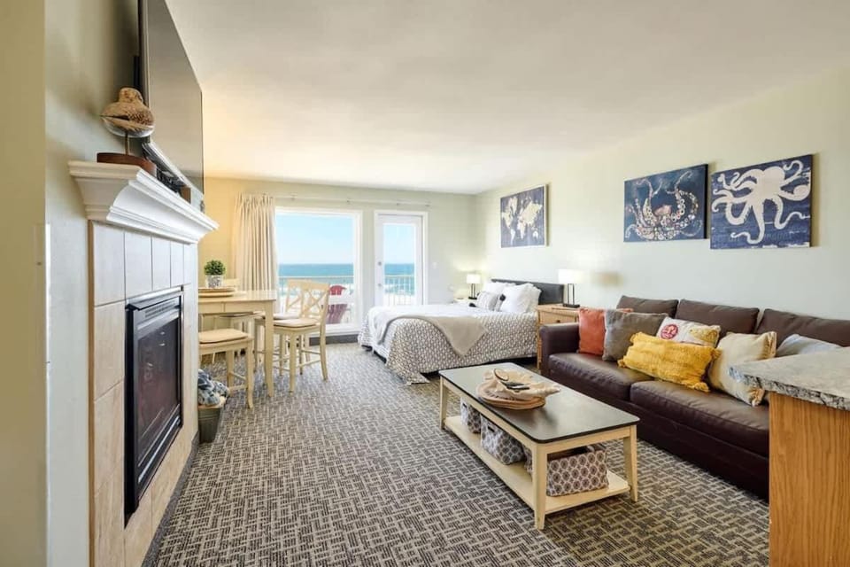 Amazing Ocean View Suite - Sleeps Six - Pool Access & Hot Tub House in Lincoln City