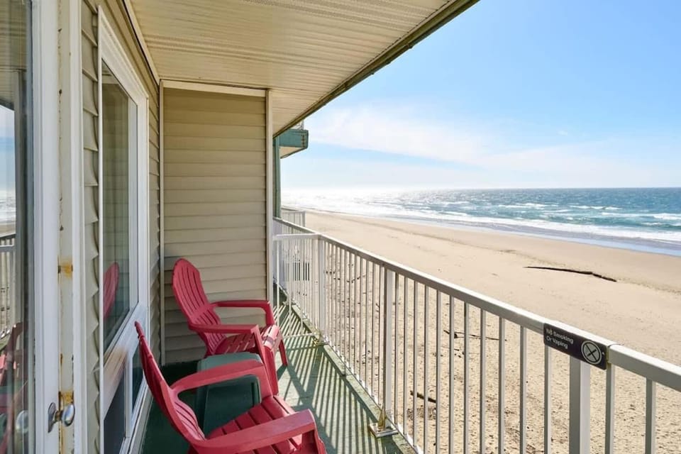 Amazing Ocean View Suite - Sleeps Six - Pool Access & Hot Tub House in Lincoln City