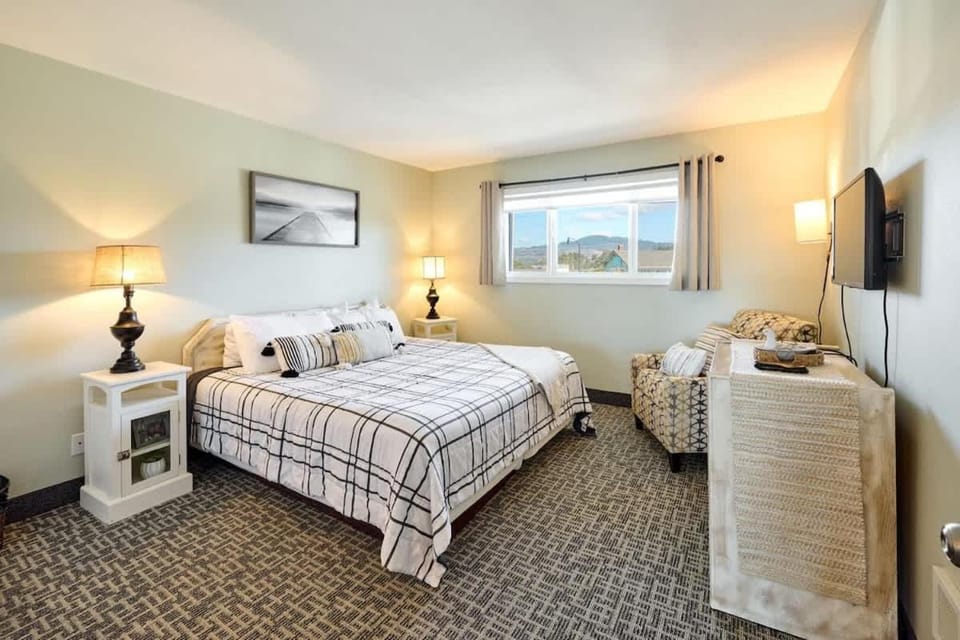 Amazing Ocean View Suite - Sleeps Six - Pool Access & Hot Tub House in Lincoln City