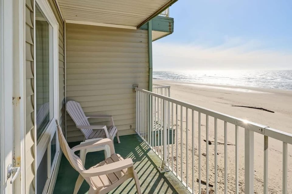 Ocean View Suite - Sleeps Six - Heated Indoor Pool & Hot Tub Access House in Lincoln City