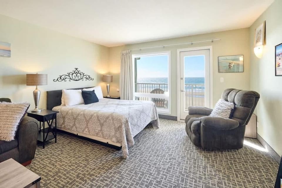 Ocean View Suite - Sleeps Six - Heated Indoor Pool & Hot Tub Access House in Lincoln City