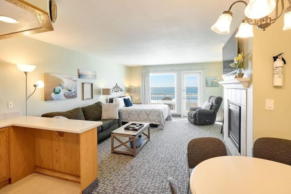 Ocean View Suite - Sleeps Six - Heated Indoor Pool & Hot Tub Access House in Lincoln City