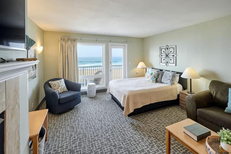 Fireplace Suite With King Bed Full Kitchen Ocean Views - Heated Indoor Pool and Hot Tub House in Lincoln City