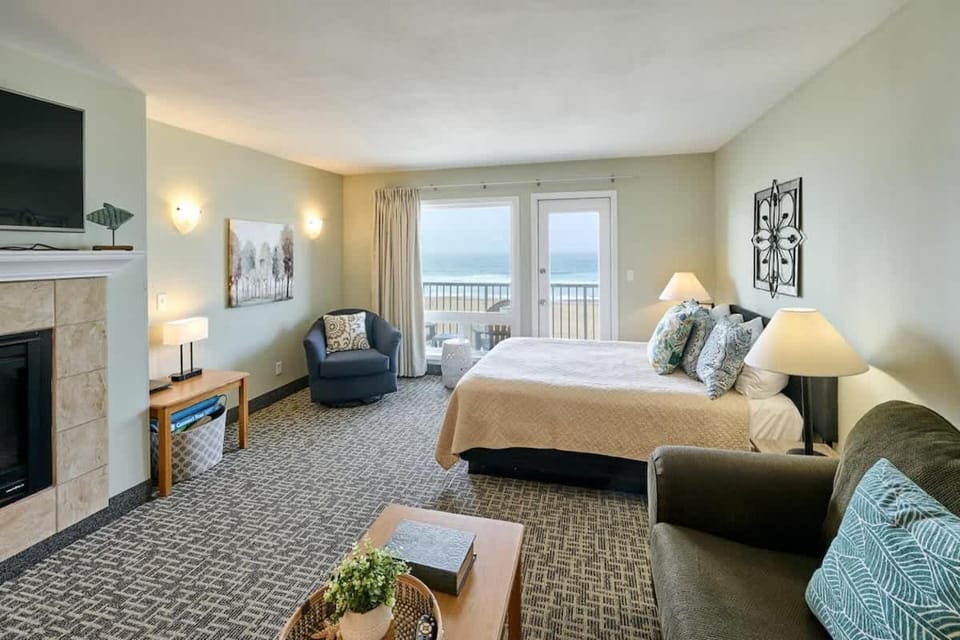 Fireplace Suite With King Bed Full Kitchen Ocean Views - Heated Indoor Pool and Hot Tub House in Lincoln City