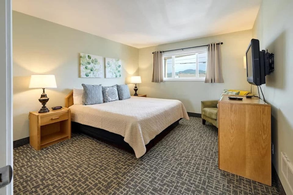 Fireplace Suite With King Bed Full Kitchen Ocean Views - Heated Indoor Pool and Hot Tub House in Lincoln City