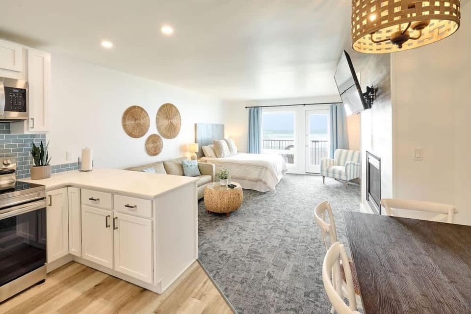 Deluxe Suite for 6 King Bed & Ocean Views Pool and Hot Tub House in Lincoln City